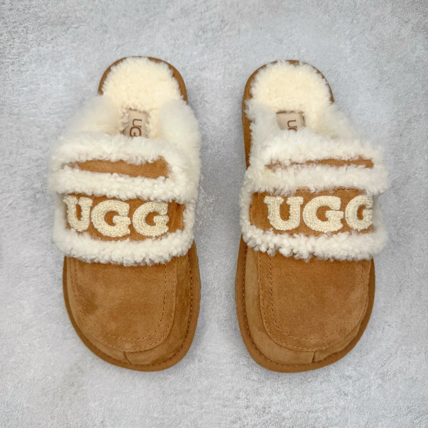 Pick up locally 💰 440 UGG slippers 1206 letter embroidered classic short-tube autumn and winter sheep fur all-in-one snow boots All shoes are made from the same factory as ZP Longfeng A-grade Australian imported sheep fur all-in-one Brand OEM production line Fully follow the ZP process flow OEM original pattern maker Adhere to no original shoes and no development selection Pay attention to every detail The most authentic version on the market TREADLITE "Light Wing" technology outsole Lightweight/durable/flexible/pile size: 35 36 37 38 39 40 Coding: by2936070